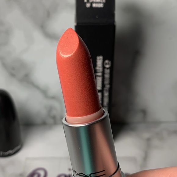 A SPRINKLE OF MAGIC Frost Lipstick MAC - Picture 4 of 16